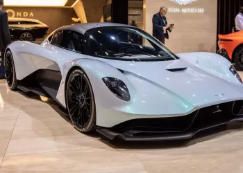 Aston Martin Valhalla on Dramaattinen 937 Hevosvoiman Hybridisuperauto
